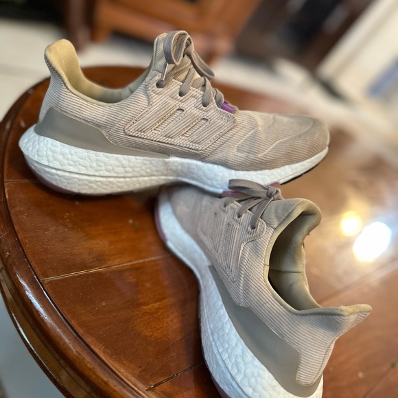 Woman’s Adidas ultraboost 22 shoes - Picture 8 of 8